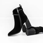 Kurze Stiefel mit einer dicken Ferse K143-55-A241A Black Jose Simon