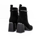Kurze Stiefel mit einer dicken Ferse K143-55-A241A Black Jose Simon
