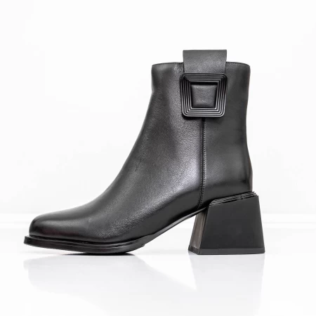Kurze Stiefel mit einer dicken Ferse K05-55-A25B Black Jose Simon