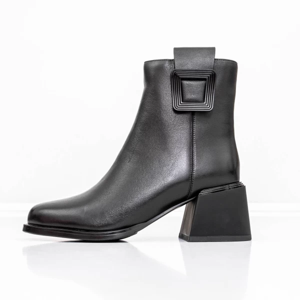 Kurze Stiefel mit einer dicken Ferse K05-55-A25B Black Jose Simon