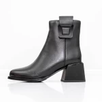 Kurze Stiefel mit einer dicken Ferse K05-55-A25B Black Jose Simon