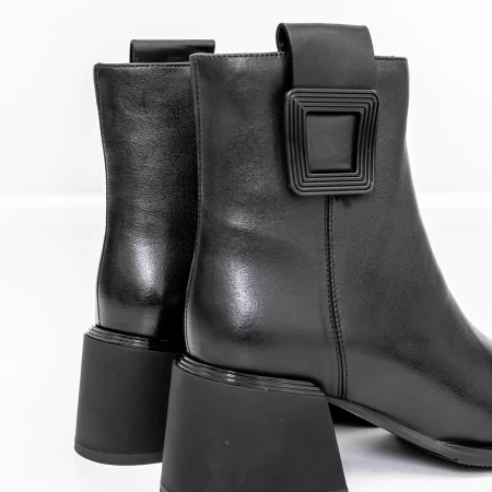 Kurze Stiefel mit einer dicken Ferse K05-55-A25B Black Jose Simon