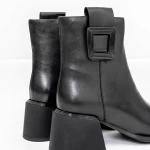 Kurze Stiefel mit einer dicken Ferse K05-55-A25B Black Jose Simon
