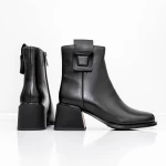 Kurze Stiefel mit einer dicken Ferse K05-55-A25B Black Jose Simon
