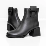 Kurze Stiefel mit einer dicken Ferse K05-55-A25B Black Jose Simon