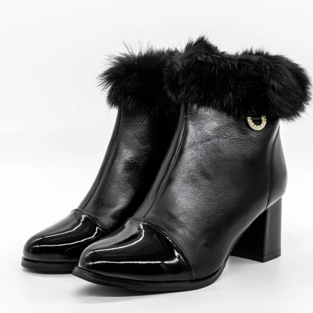 Kurze Stiefel mit einer dicken Absatz A823 Black | Mode