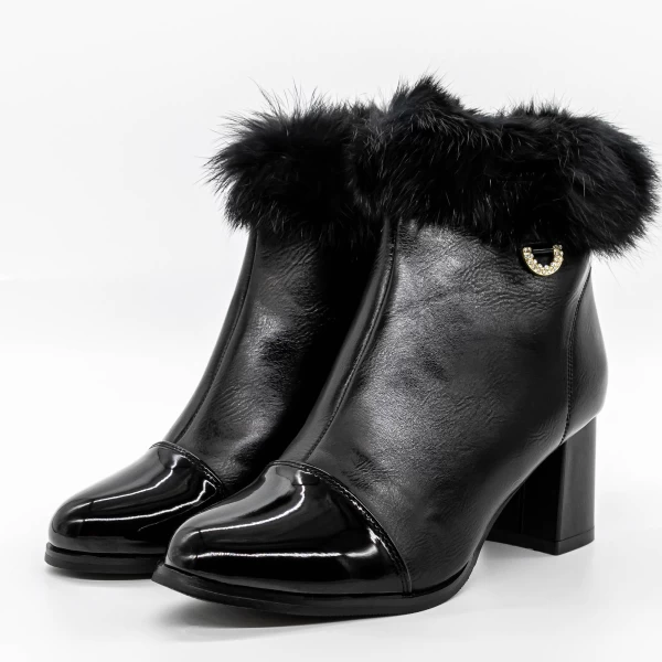 Kurze Stiefel mit einer dicken Absatz A823 Black | Mode
