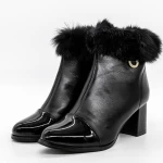 Kurze Stiefel mit einer dicken Absatz A823 Black | Mode