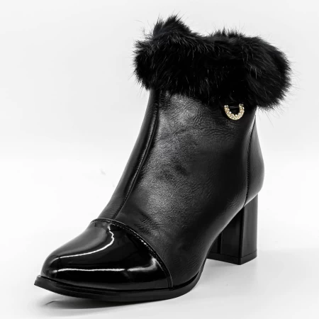 Kurze Stiefel mit einer dicken Absatz A823 Black | Mode