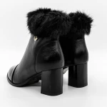 Kurze Stiefel mit einer dicken Absatz A823 Black | Mode