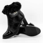 Kurze Stiefel mit einer dicken Absatz A823 Black | Mode
