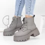 Stiefel auf der 3J10 grauen Plattform Mei