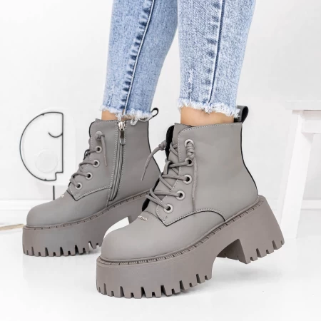 Stiefel auf der 3J10 grauen Plattform Mei