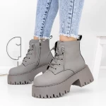 Stiefel auf der 3J10 grauen Plattform Mei