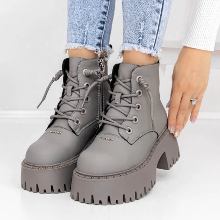 Stiefel auf der 3J10 grauen Plattform Mei