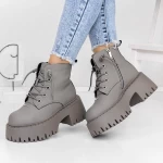 Stiefel auf der 3J10 grauen Plattform Mei