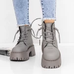 Stiefel auf der 3J10 grauen Plattform Mei