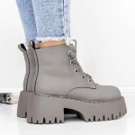 Stiefel auf der 3J10 grauen Plattform Mei