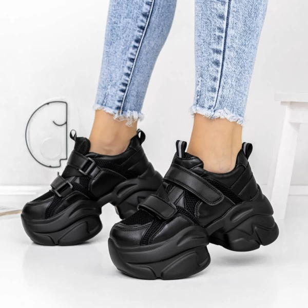 Sportschuhe auf der schwarzen Plattform 3WL71 Mei