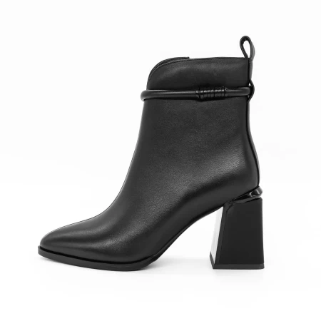 Kurze Stiefel mit einer dicken Ferse K143-55-A241C Black | Jose Simon