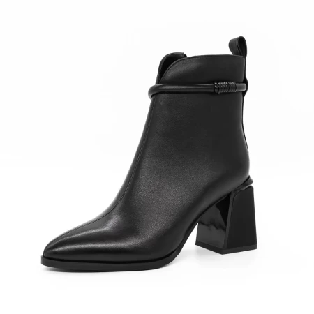 Kurze Stiefel mit einer dicken Ferse K143-55-A241C Black | Jose Simon