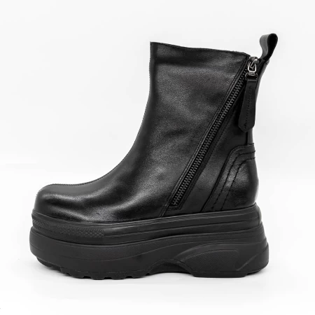 Stiefel auf der schwarzen Plattform 22309-2 Gebildet