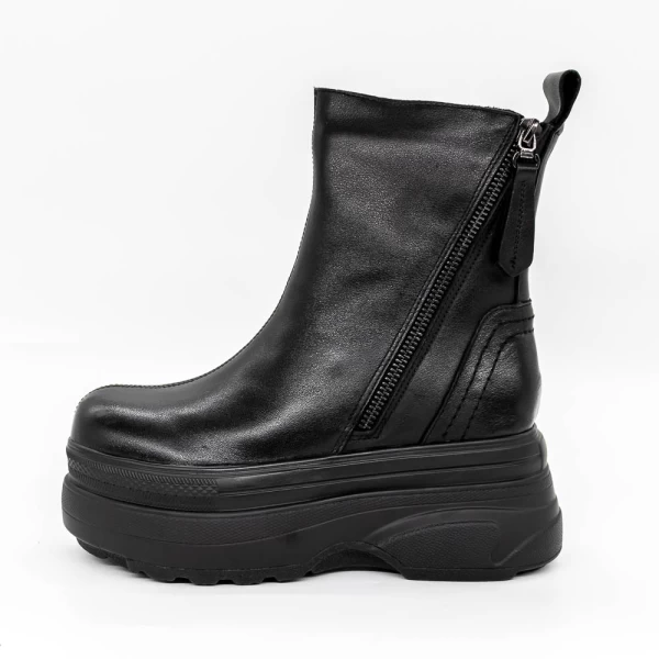 Stiefel auf der schwarzen Plattform 22309-2 Gebildet