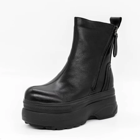 Stiefel auf der schwarzen Plattform 22309-2 Gebildet