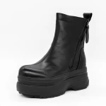 Stiefel auf der schwarzen Plattform 22309-2 Gebildet