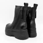 Stiefel auf der schwarzen Plattform 22309-2 Gebildet