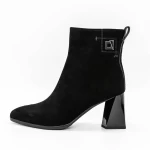 Kurze Stiefel mit einer dicken Ferse K5826-5049c Black | Jose Simon