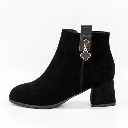 Kurze Stiefel mit einer dicken Absatz 5251 Black | Gebildet