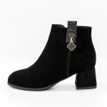 Kurze Stiefel mit einer dicken Absatz 5251 Black | Gebildet