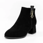 Kurze Stiefel mit einer dicken Absatz 5251 Black | Gebildet
