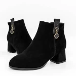 Kurze Stiefel mit einer dicken Absatz 5251 Black | Gebildet