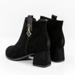 Kurze Stiefel mit einer dicken Absatz 5251 Black | Gebildet