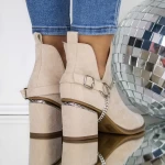 Kurze Stiefel mit einer dicken 3JF6 -Beige -Ferse Mei