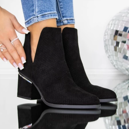 Kurze Stiefel mit einer dicken Absatz 3JF33 Black | Mei
