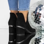 Kurze Stiefel mit einer dicken Absatz 3JF33 Black | Mei