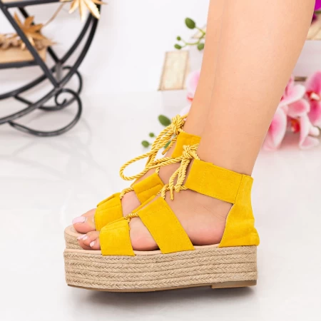 Sandalen auf der OM5360 -Plattform Gelb Kleiner Schwan