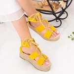 Sandalen auf der OM5360 -Plattform Gelb Kleiner Schwan