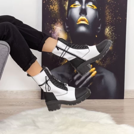 Schwarzschwarz-Biała-Stiefel Mei