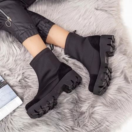 E501 Schwarze Stiefel Existieren