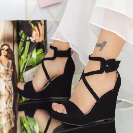 Sandalen auf der schwarzen TY9 -Plattform Mei