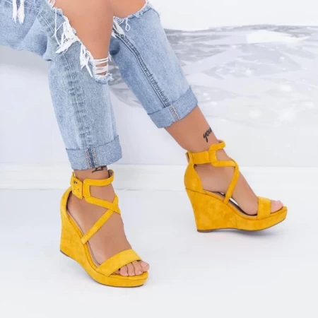 Sandalen auf der gelben TY9 -Plattform Mei