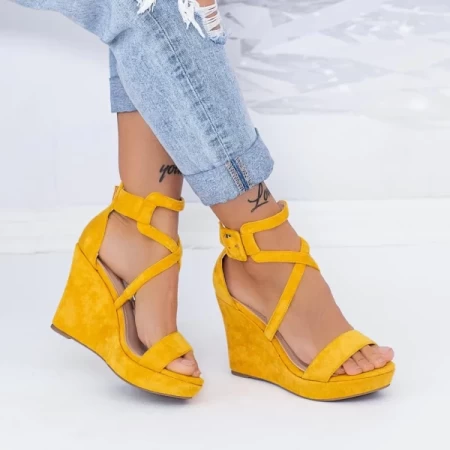 Sandalen auf der gelben TY9 -Plattform Mei