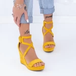 Sandalen auf der gelben TY9 -Plattform Mei