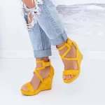 Sandalen auf der gelben TY9 -Plattform Mei