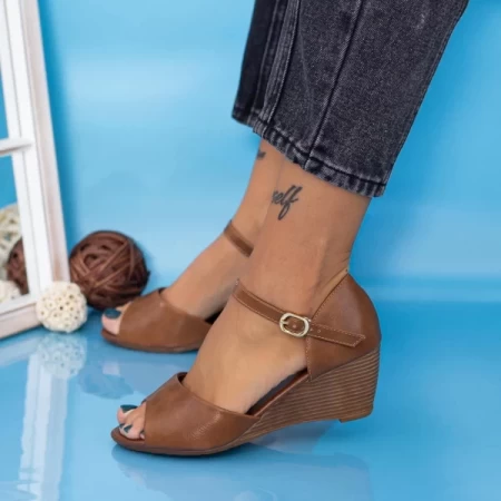 Sandalen auf der Plattform GH1930 Hellbraun Mei