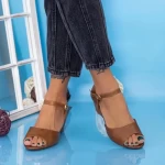 Sandalen auf der Plattform GH1930 Hellbraun Mei